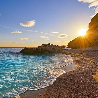 La Caleta beach: an environment of comfort and tranquility in Villajoyosa