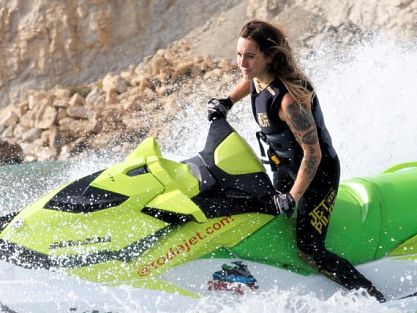 We skirt the coast of Villajoyosa with Cristina Lazarraga, European jet ski champion