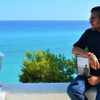 A coffee and a book while looking at the sea with the famous author and Minister Máximo Huerta