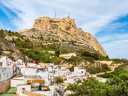 The Santa Cruz neighbourhood rises on the slopes of the Santa Bárbara Castle