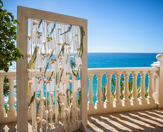 By your side every step of the way to “I do”