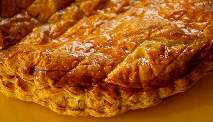 Cooking the pastry of 3 Kings